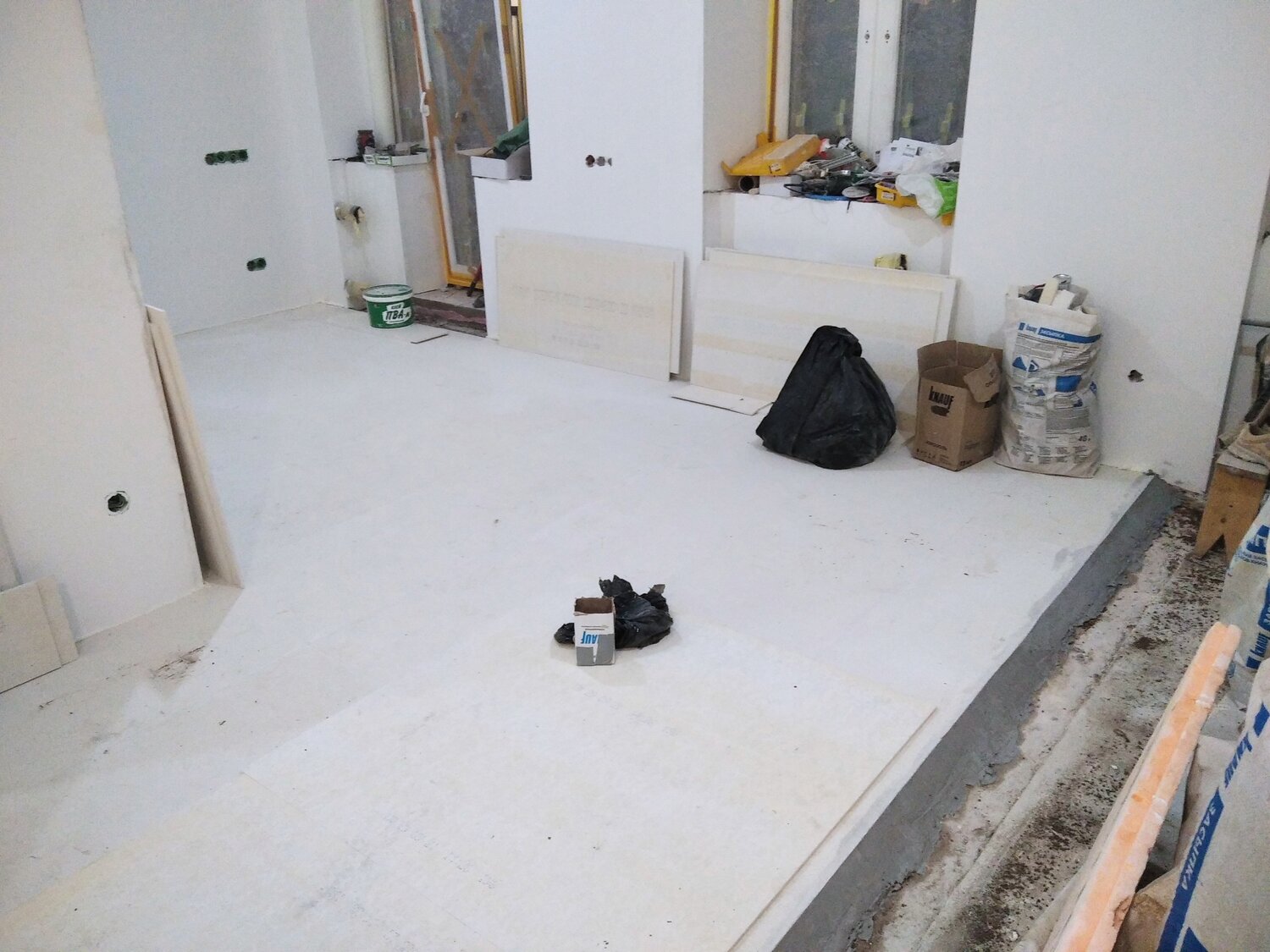 укладка керамогранита 600х600 на пол, стройка интерьер, стяжка пола, бетонный пол, бетонный пол в ванной