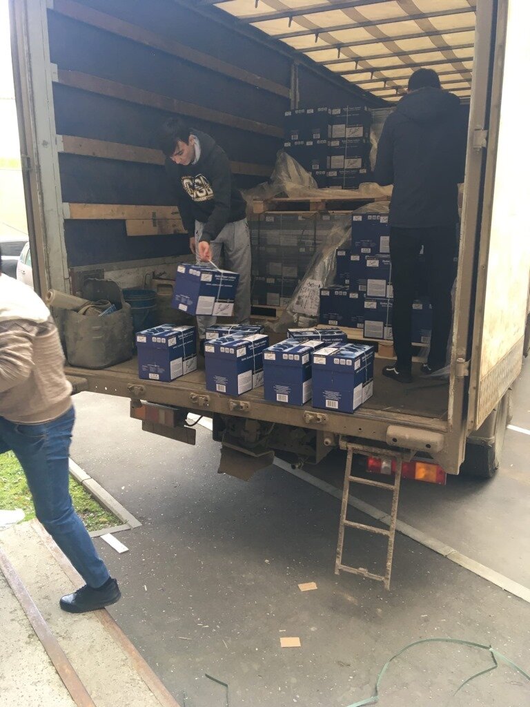 разгрузка грузового автотранспорта, погрузка и разгрузка грузов, разгрузка строительных материалов, разгрузка мусора в контейнере фура, грузчик