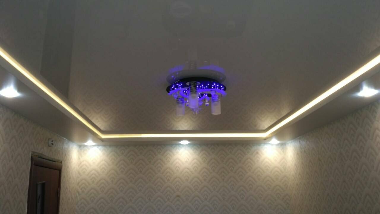 двухуровневые натяжные потолки с подсветкой, двухуровневые натяжные потолки с подсветкой в зал, двухуровневый потолок с подсветкой, натяжные потолки с подсветкой в зал, двухъярусные потолки из гипсокартона с подсветкой для гостиной