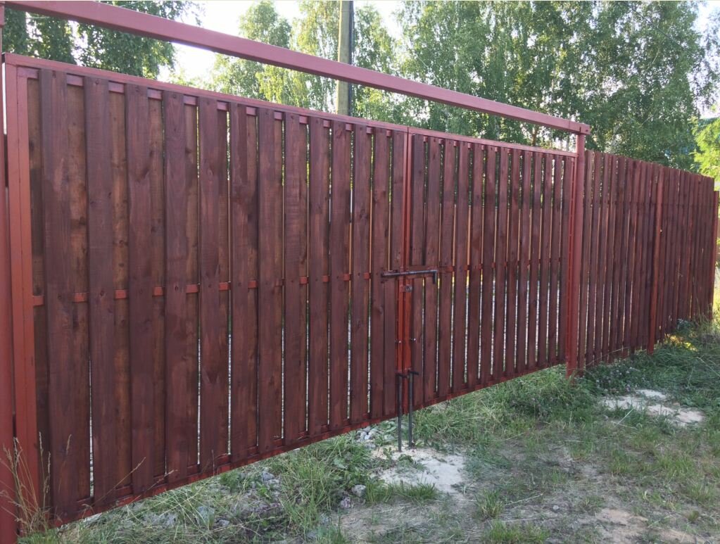забор из евроштакетника шахматка под дерево, забор из металлического штакетника, штакетник забор, finfold металлический штакетник, металлический штакетник забор