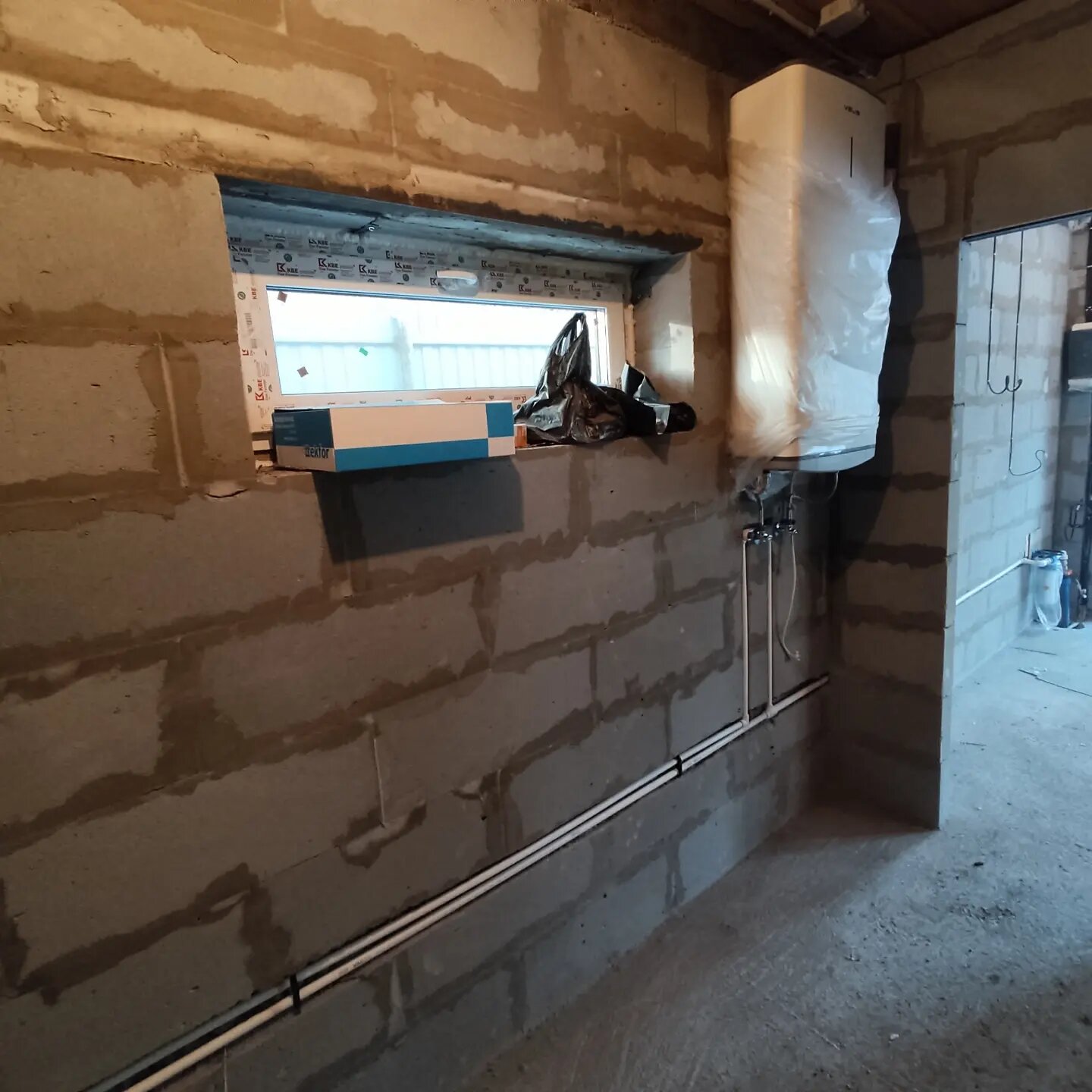 подвал дома, отделка подвала, штукатурка стен из газоблока, кирпичный дом, отделка стен в подвале