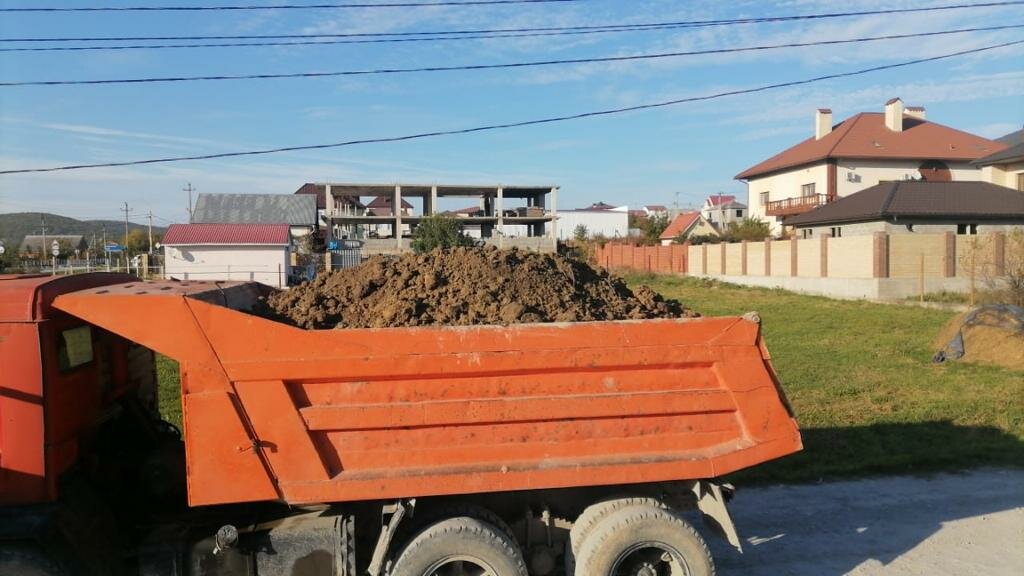 камаз с черноземом 10 кубов, камаз 55111 чернозем, самосвал, камаз 6520 погрузка грунта, спецтехника самосвал