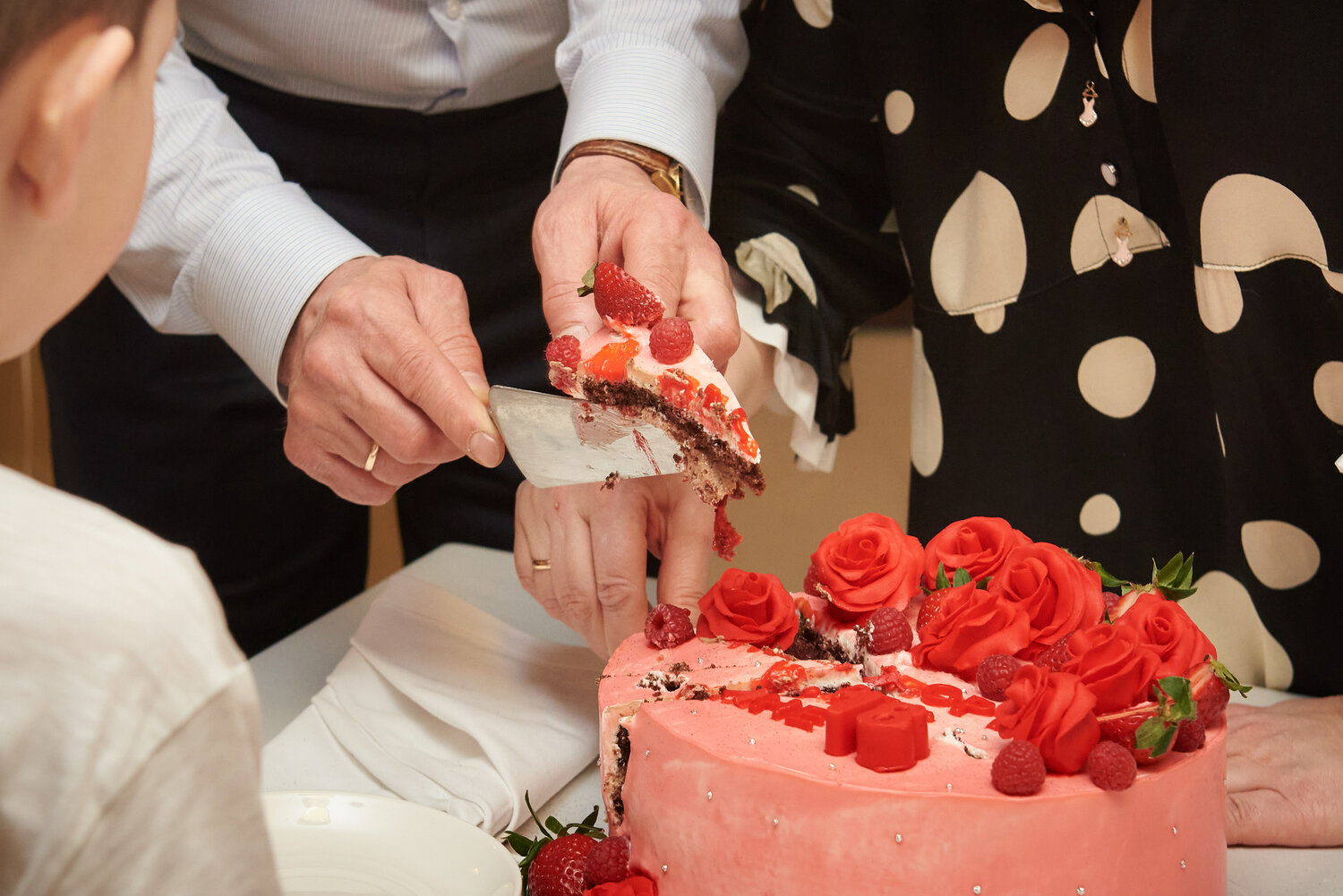 свадебный торт, жених и невеста режут торт, молодожены режут торт, торт на свадьбе жених и невеста режут, свадьбы