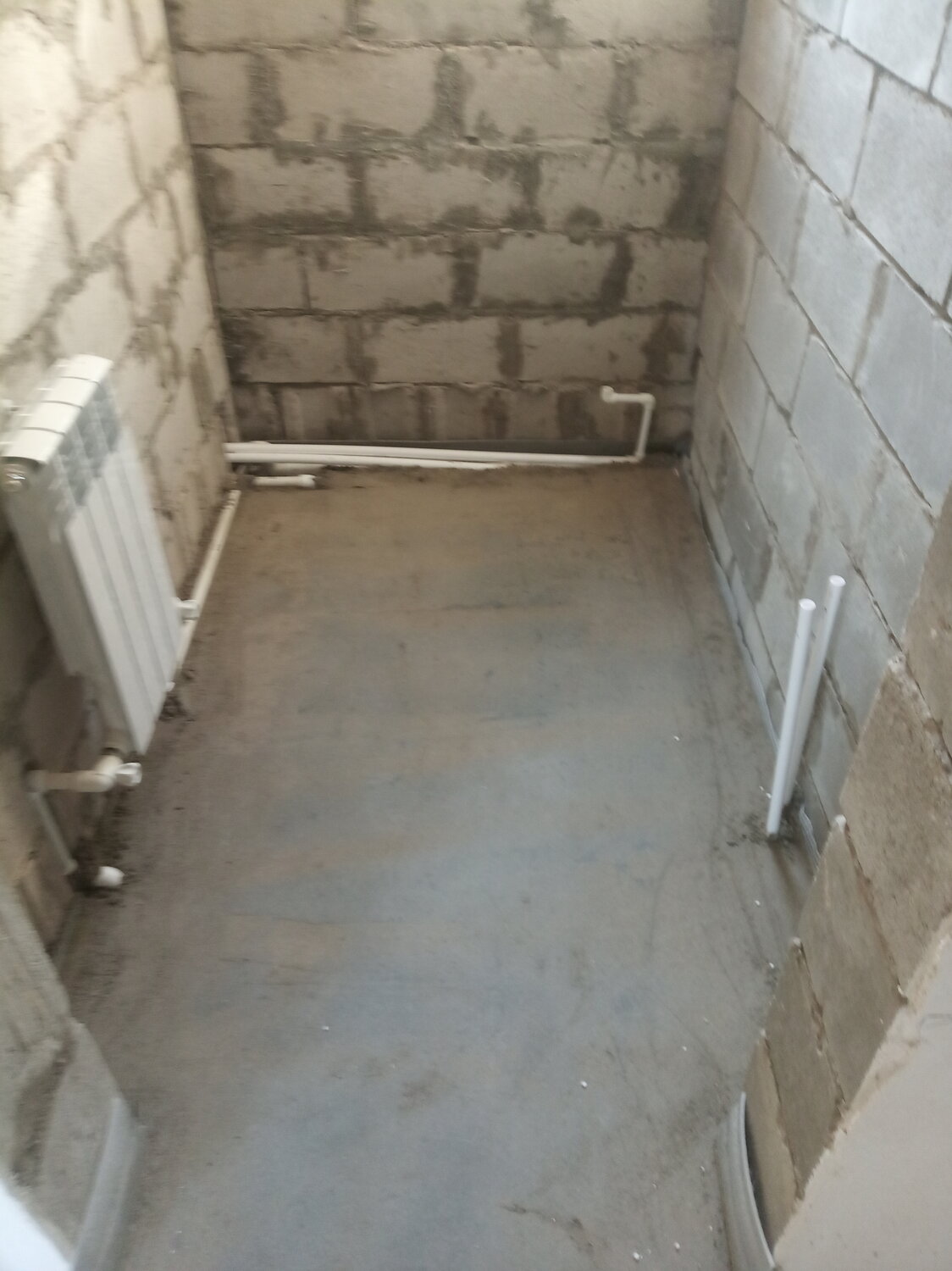 разводка труб водоснабжения по полу в новостройке, черновая отделка, стройвариант квартиры до и после, квартира с отделкой, пол на лоджии