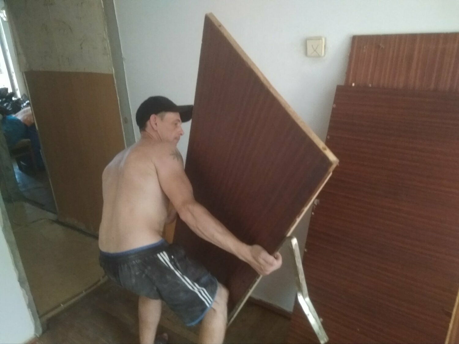 человек, мужчины, комната, грузчики, дверь