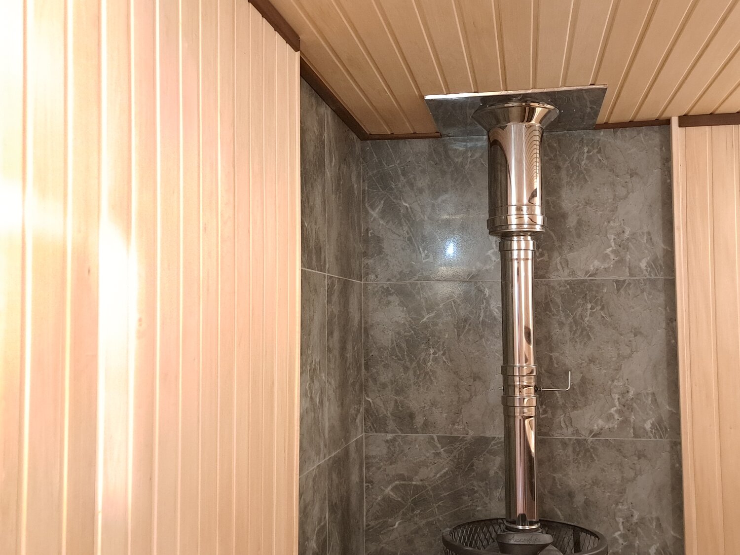 дымоход для бани, переходник от банной печи harvia сэндвич трубе, отделка трубы в парной, труба для бани сэндвич 115 старт на 200, сэндвич труба для бани