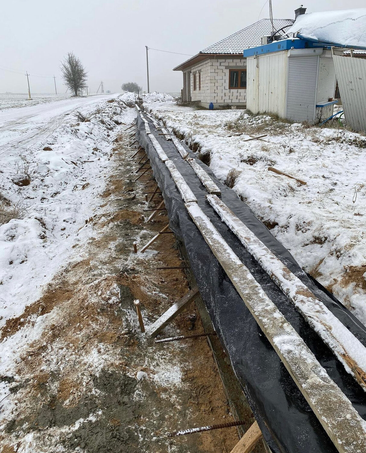 дренажная канава, траншея для водопровода, дорога, апвпуг 3х120 в траншее, прокладка кабеля