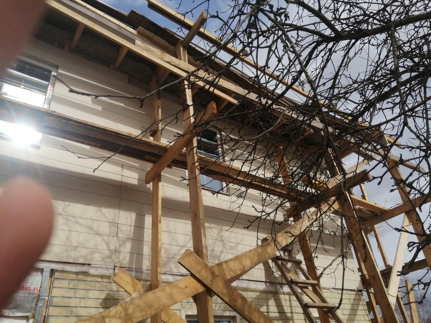 монтаж кровли, кран из дерева для стройки, прочесывание ближайших розовые балок, кровельные работы, строительство домов