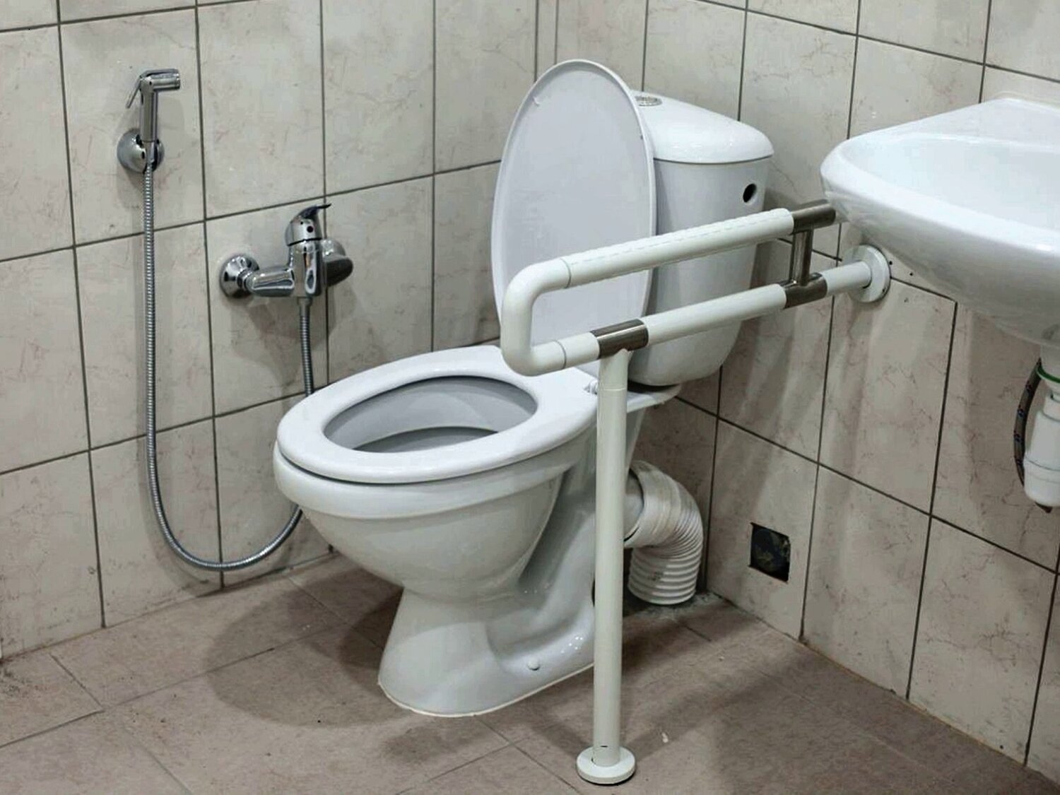 унитаз для инвалидов с поручнями, поручни для инвалидов в ванную и туалет, поручни для туалета, санузел для инвалидов