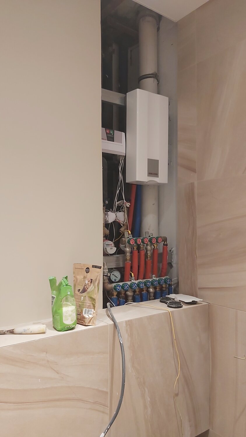 монтаж котла отопления, котельная vaillant, газовый котёл, газовая колонка на стене, котел