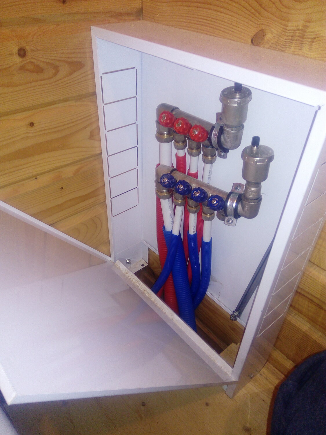 коллекторный шкаф для теплого пола, коллекторный шкаф рехау для отопления, щит для коллектора отопления, короб для коллектора теплого пола, распределительный шкаф для теплого пола