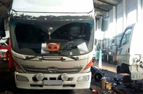 hino motors, хино, кабина хино 500 разбор, хино р 420, украшение на стекло грузовика хино