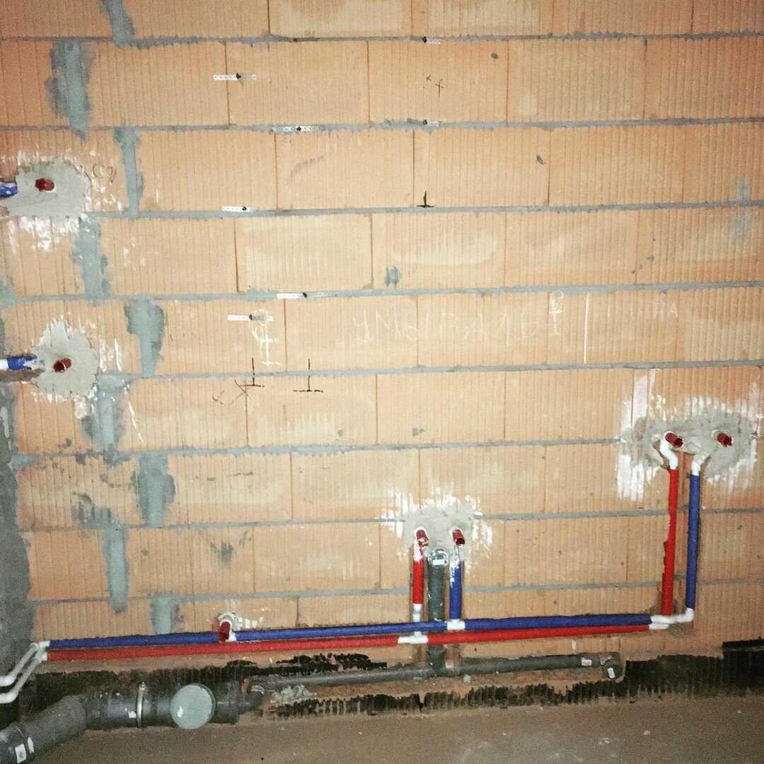 тройниковая разводка труб, горизонтальная разводка воды, разводка полипропиленовых труб в штробах, тройниковая разводка водоснабжения, расположение труб в квартире