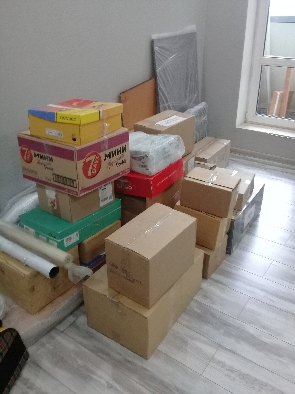 склад с картонными коробками, продуктовая посылка, гуманитарная помощь, коробка, китайская гум помощь