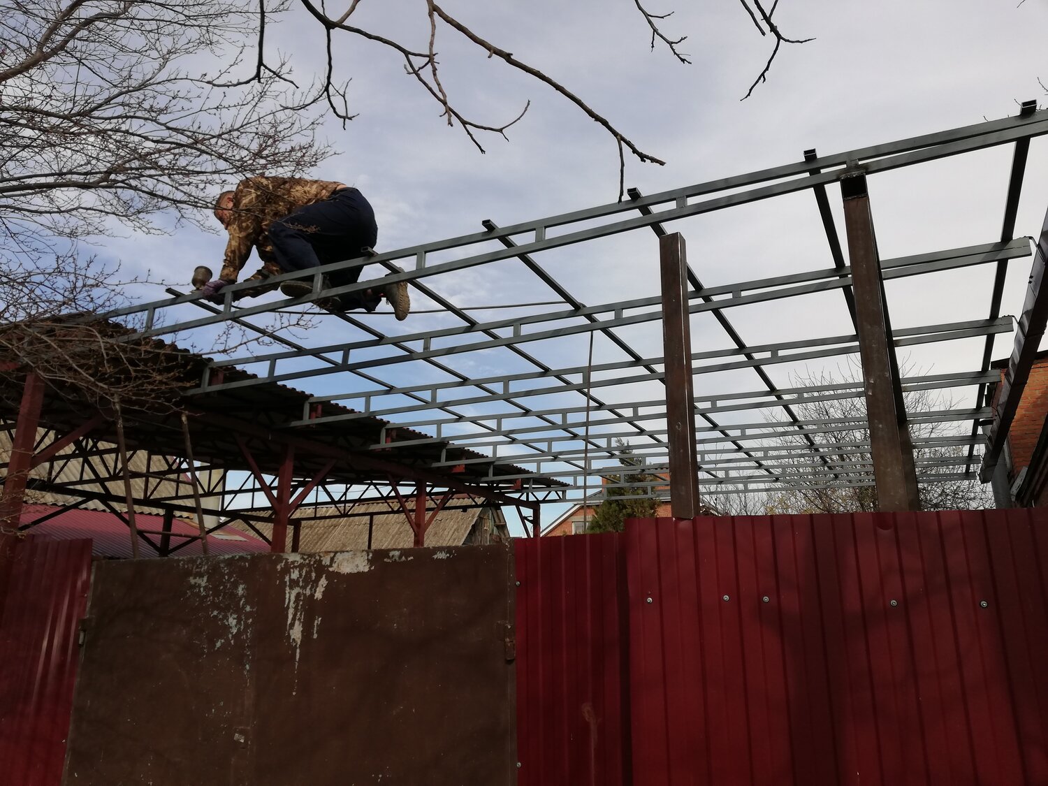 фермы для профнастила на навес, сварщик навес швеллер, навес, навес к дому из профильной трубы, монтаж металлоконструкций навесов