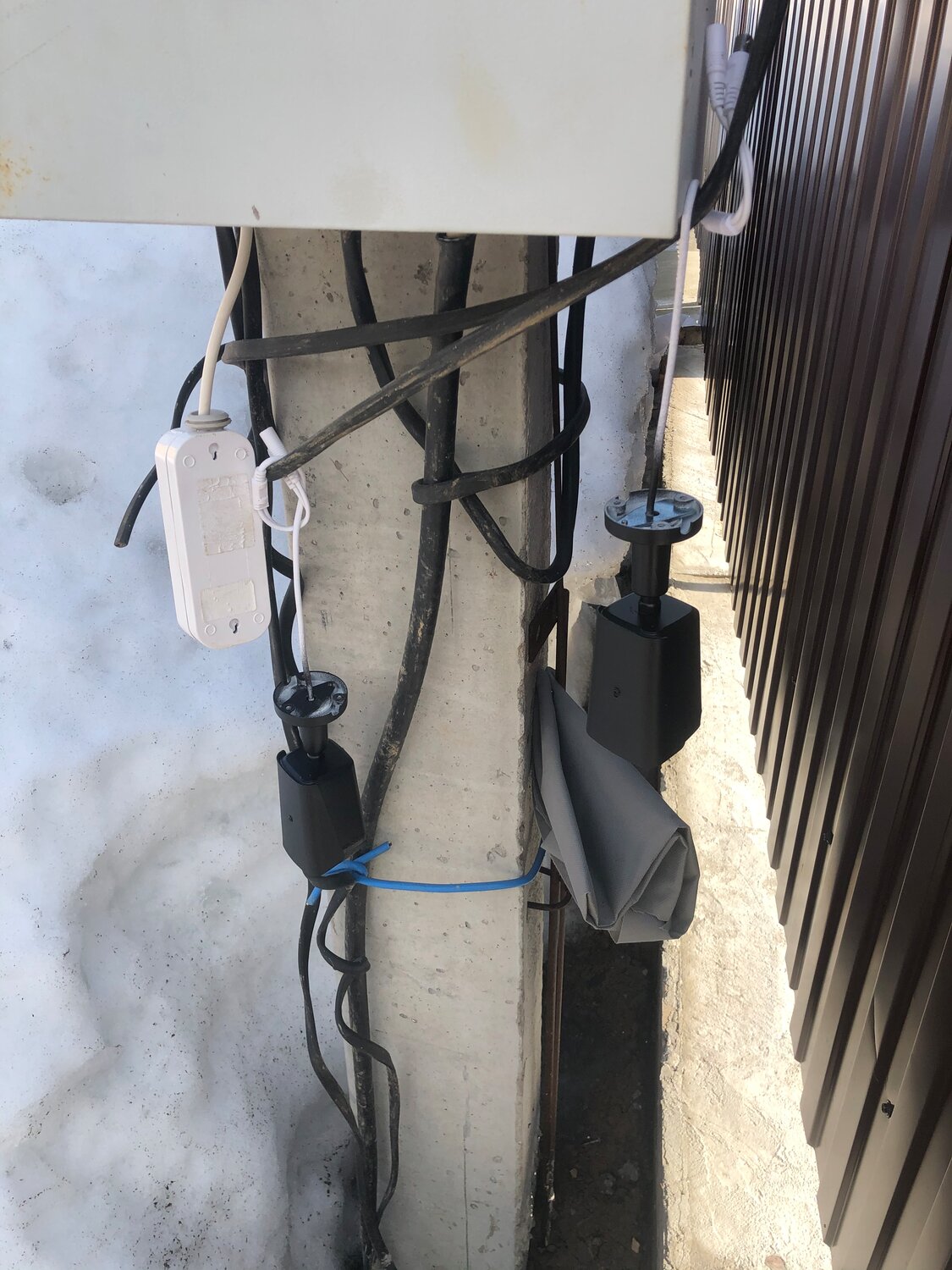 повторное заземление вл сип-0,4кв, заземление фидера, контур заземления опоры 0.4 кв с сип и со шкафом учета, гофра для заземления на кабель, зарядить телефон под лэп