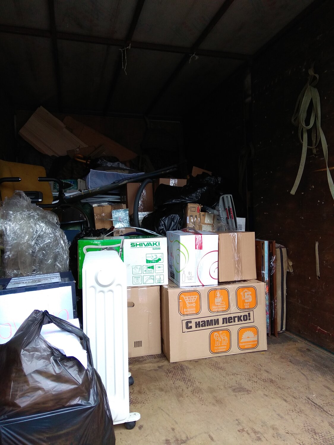 склад незаконного алкоголя, склад, поставка контрафакта, коробки в гараже, переезд межгород