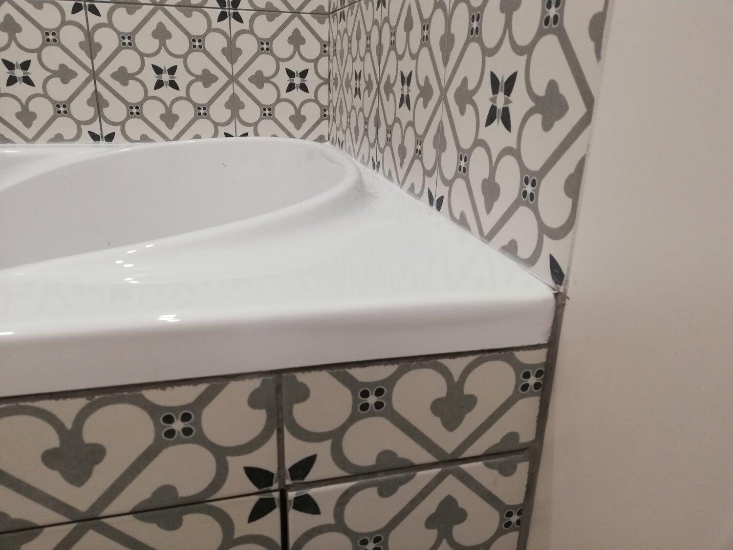 Как заделать скол на ванне из искусственного камня - 94 фото