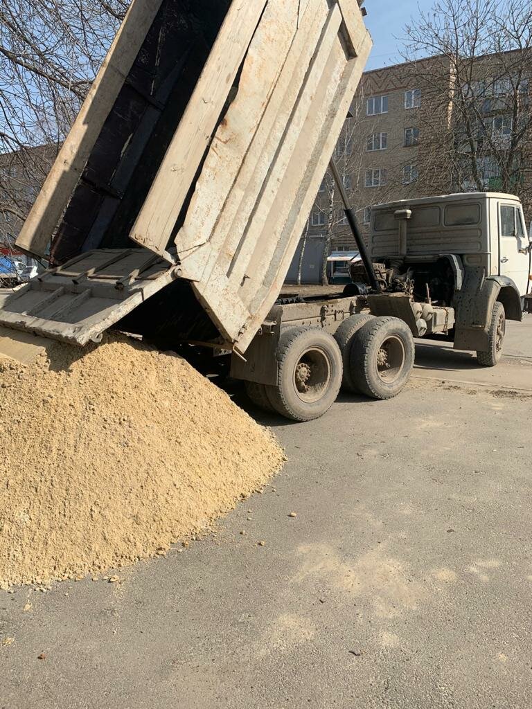 песок в самосвале 5 тонн, самосвал выгружает песок, камаз 10 тонн самосвал пгс, самосвал, маз 5551 груженый