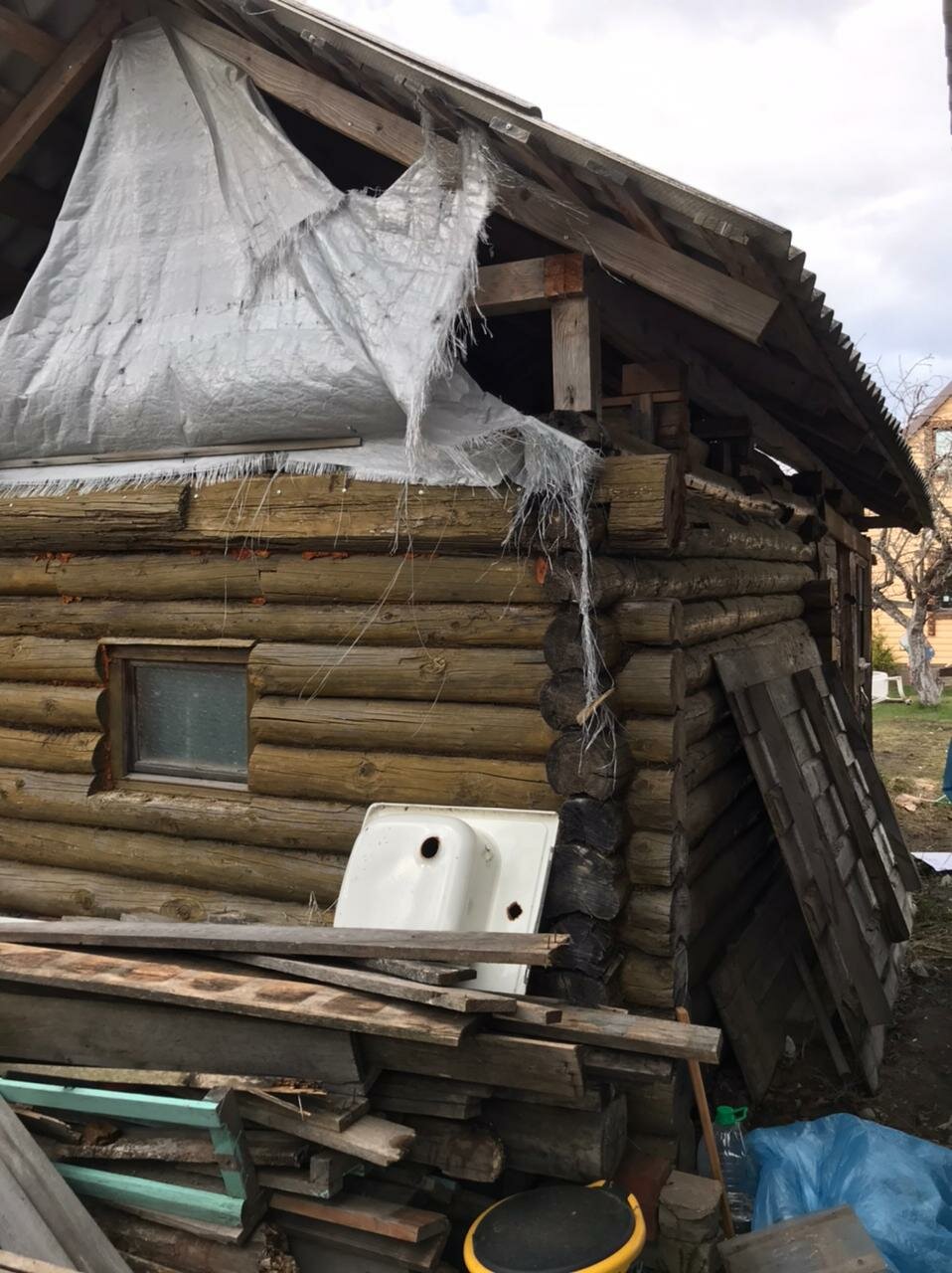 Как разобрать старый сарай - 87 фото