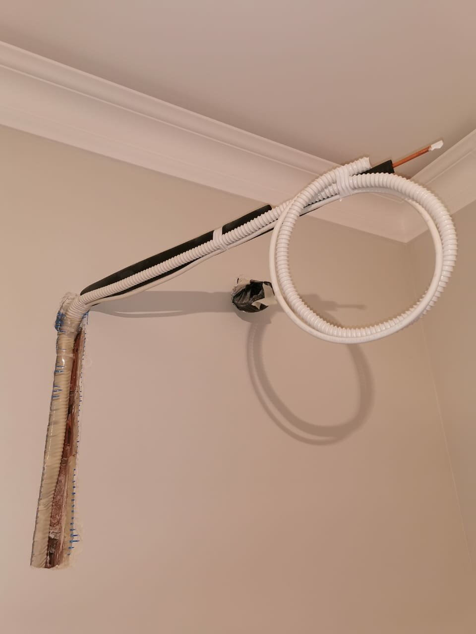 электрический карниз, карниз, бетидлиг держатель гардинного карниза, карнизы ks ds в интерьере, карнизы для штор