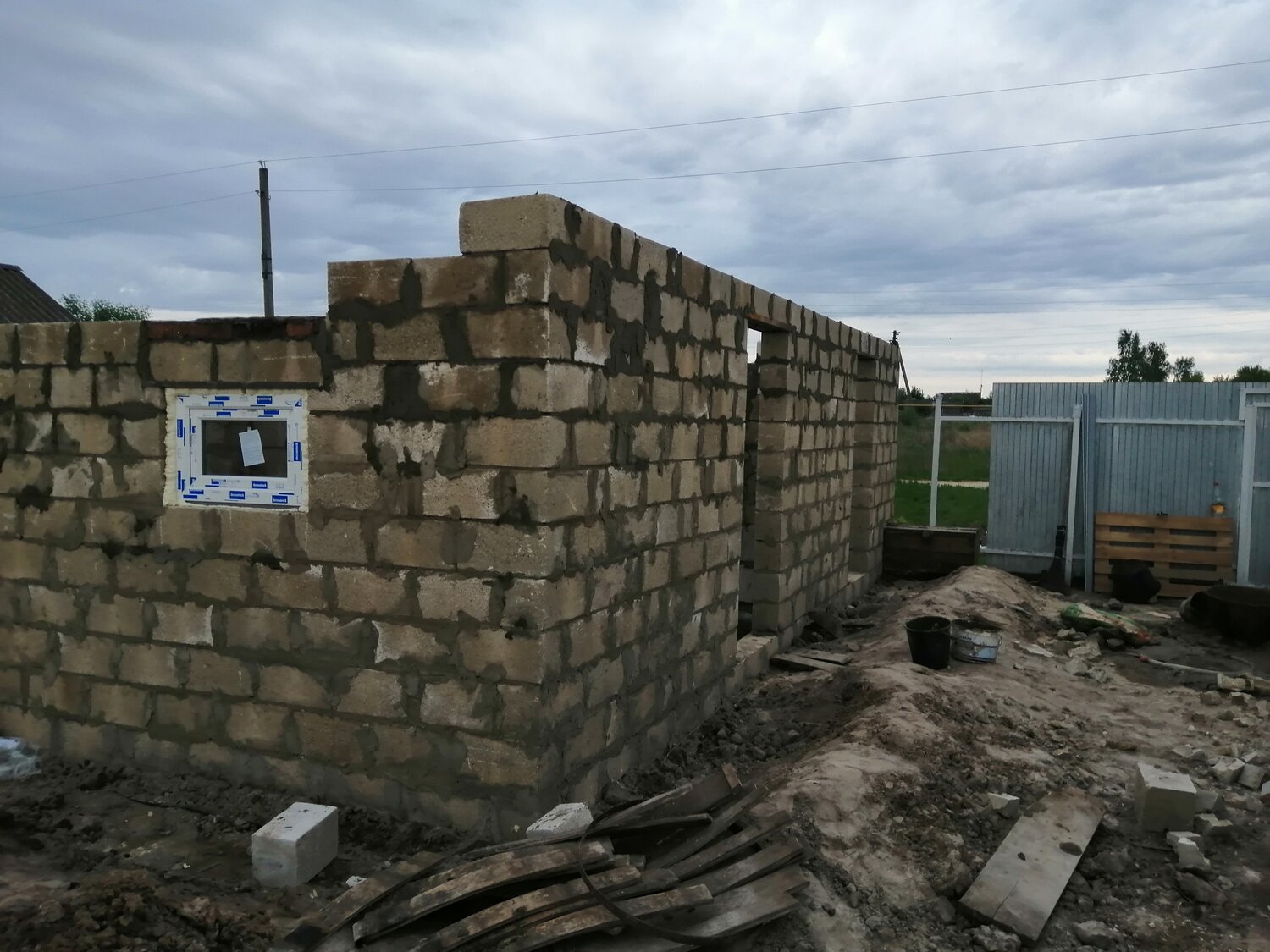 кладка гаража из блоков, кладка гаража из шлакоблоков, сарай из керамзитных блоков, кладка шлакоблока, гараж из шлакоблоков в полшлакоблока