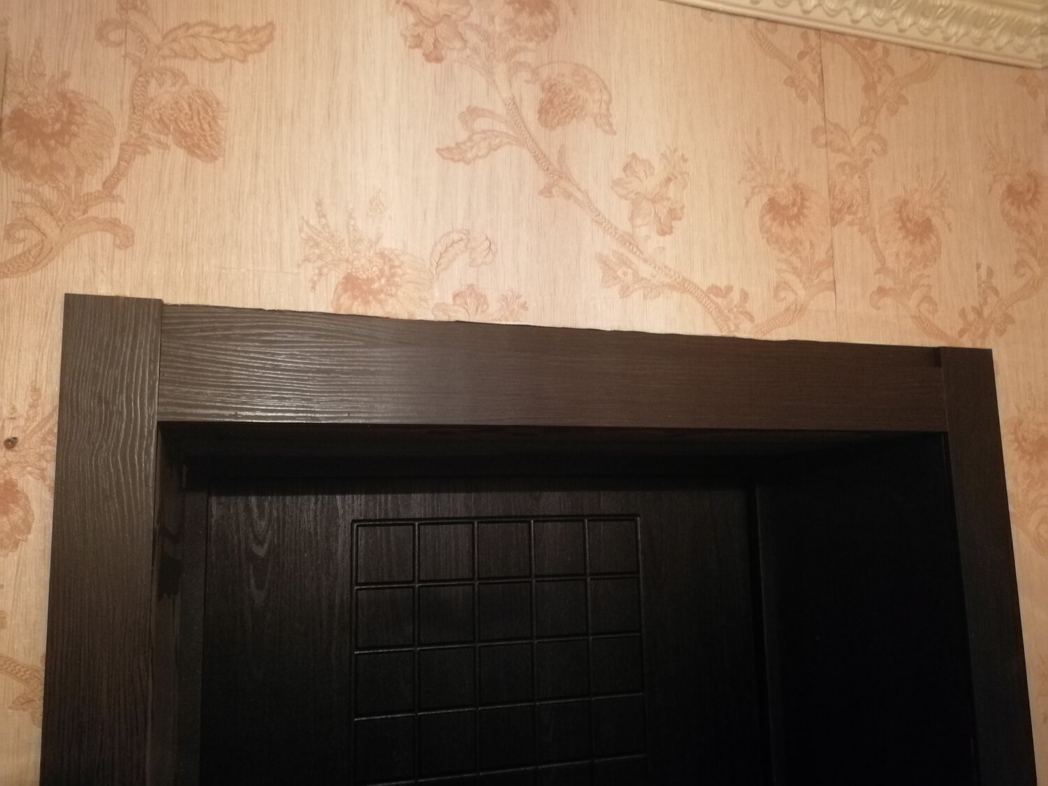 откосы входной двери, отделка откосов входной двери, отделка входной двери, наличники на двери, отделка дверного проема