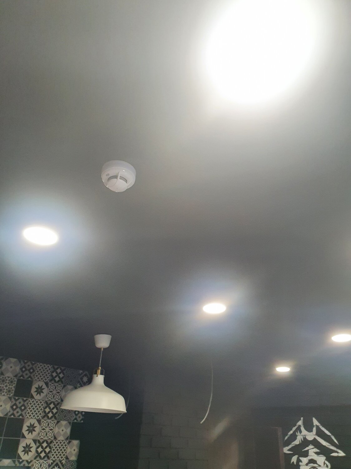 люстра, натяжной потолок с лампочками, сатиновый потолок с люстрой, матовый натяжной потолок с люстрой космос, потолок