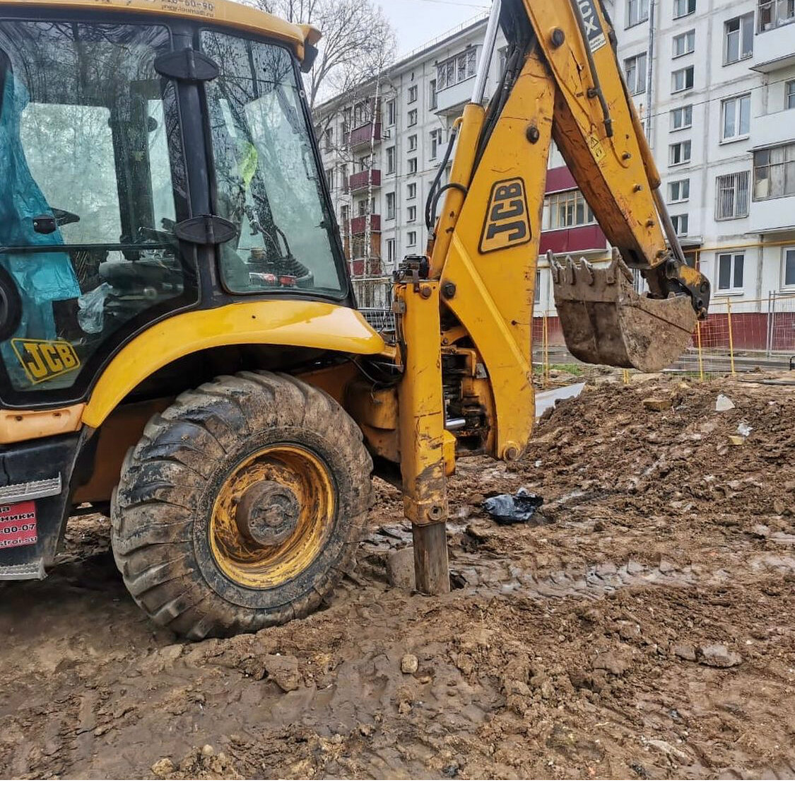 экскаватор погрузчик jcb копает задним ковшом, услуги экскаватора погрузчика, экскаватор jcb 3cx, экскаватор погрузчик jcb 3 cx super, погрузчик jcb 3 cx