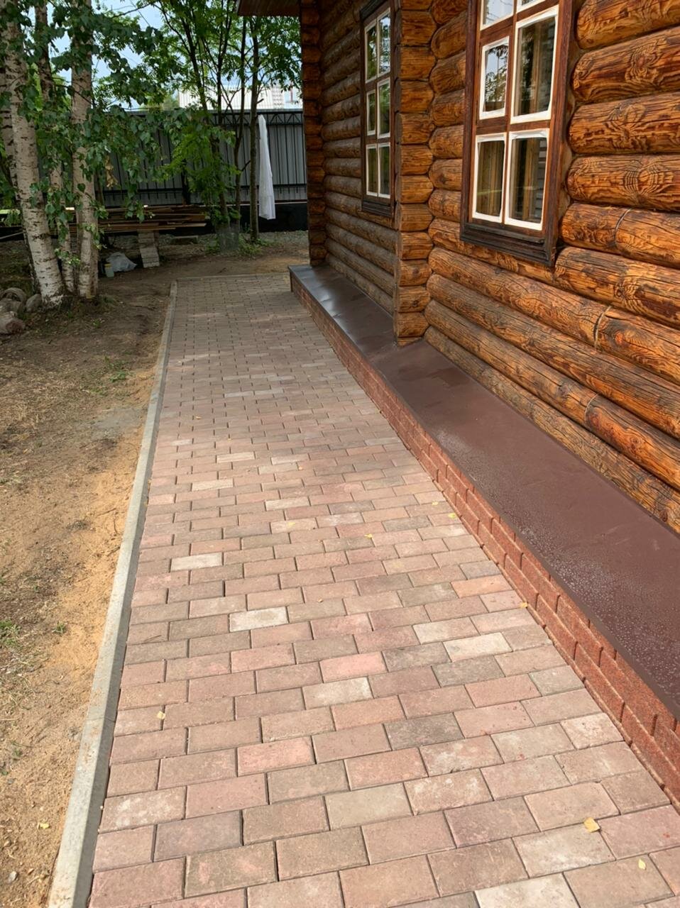 отмостка клинкерной брусчаткой, брусчатка тротуарная отмостка, тротуарная плитка вокруг дома, отмостка из клинкерного кирпича, брусчатка
