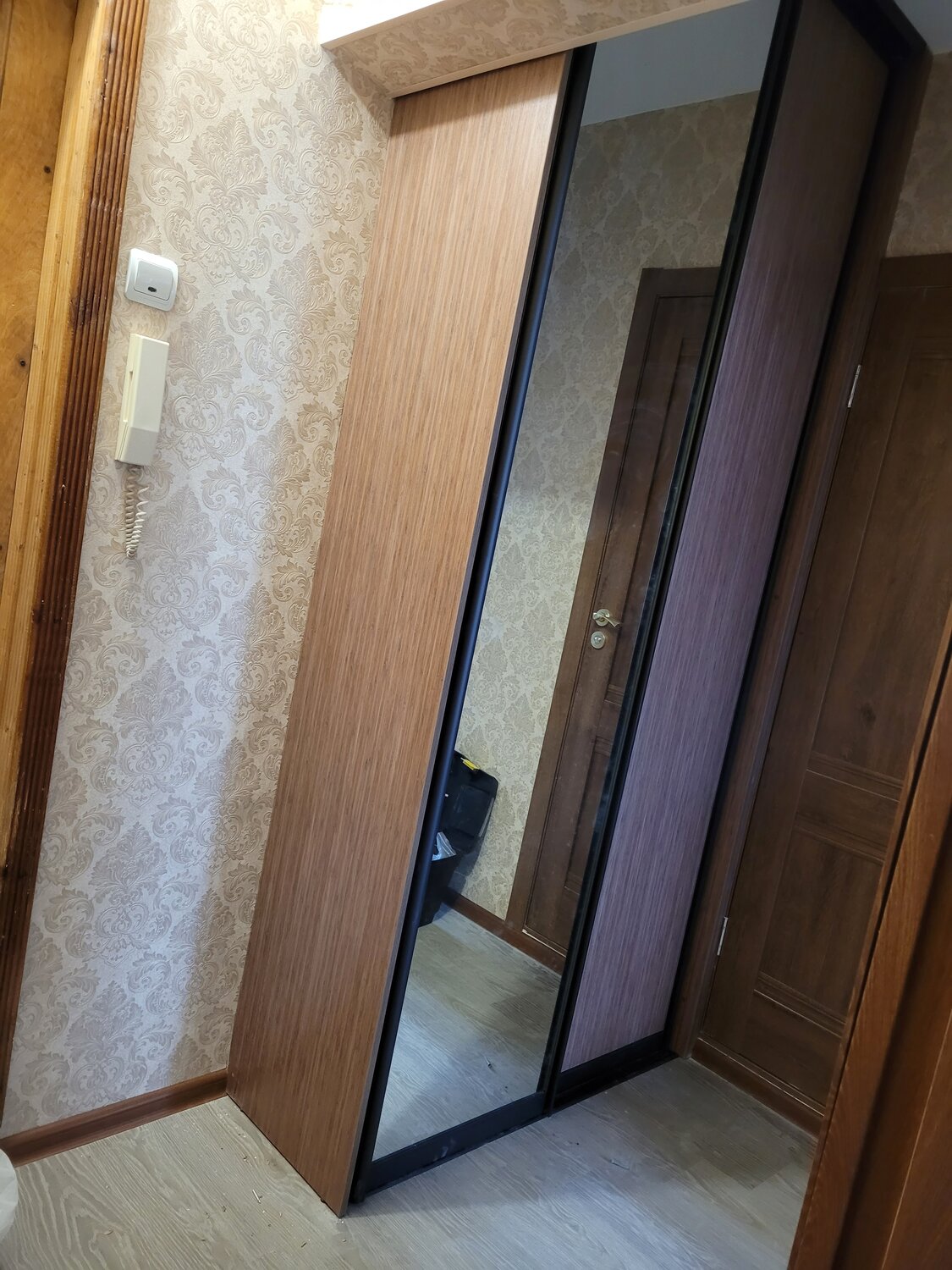 квартира, раздвижные двери, шкаф, двери купе, двери купе в гардеробную с зеркалом