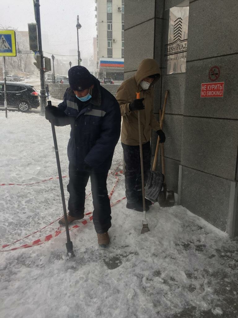 человек, снег гололед неубран, снег, уборка снега с крыш, уборки