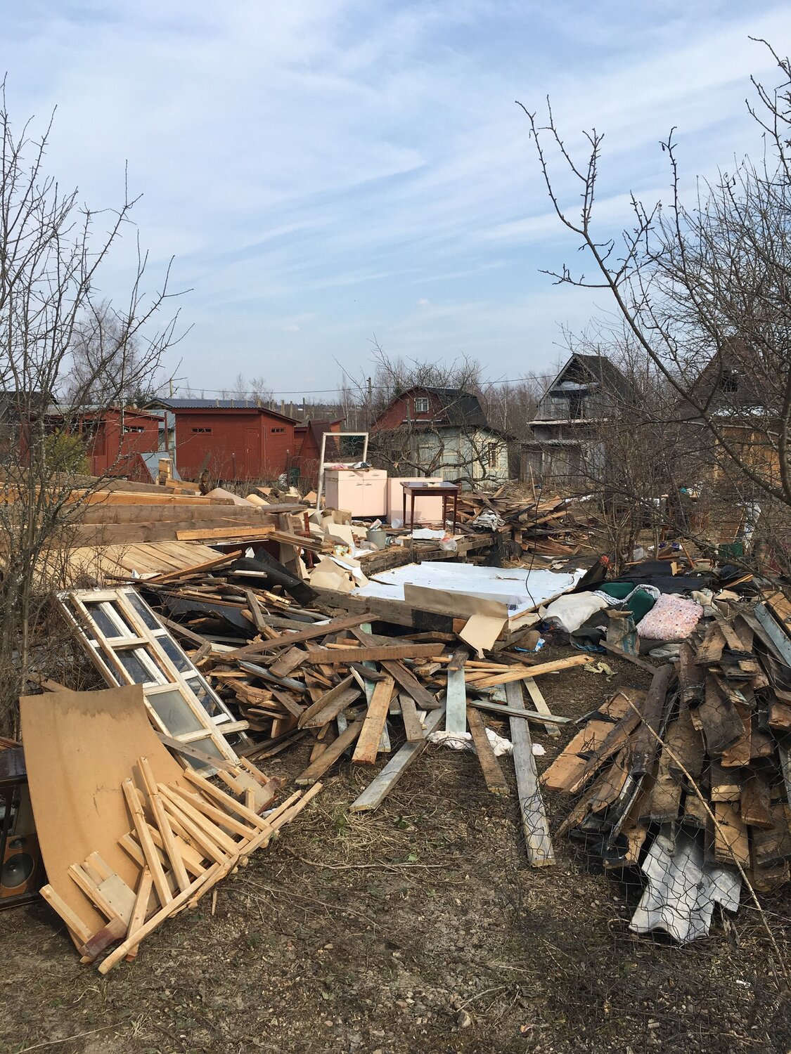 обрезки досок на дрова, здание, доски на дрова, дача, обрезки