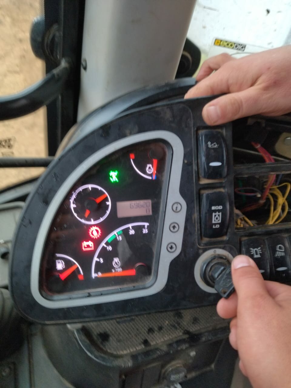 приборная панель jcb 4cx, панель приборов jcb 3cx, индикаторы jcb 3cx, jcb 4cx табло неисправность, jcb 3cx панель