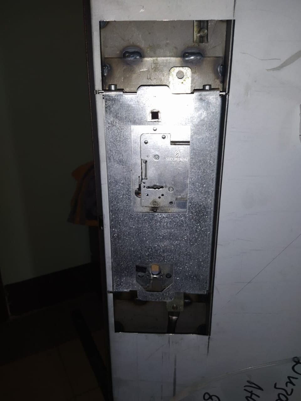 дверной замок для железной двери в разборе, замок двухсистемный securemme 2530, замена замка в металлической двери с вертикальными ригелями, замок дверной витязь, securemme 2533