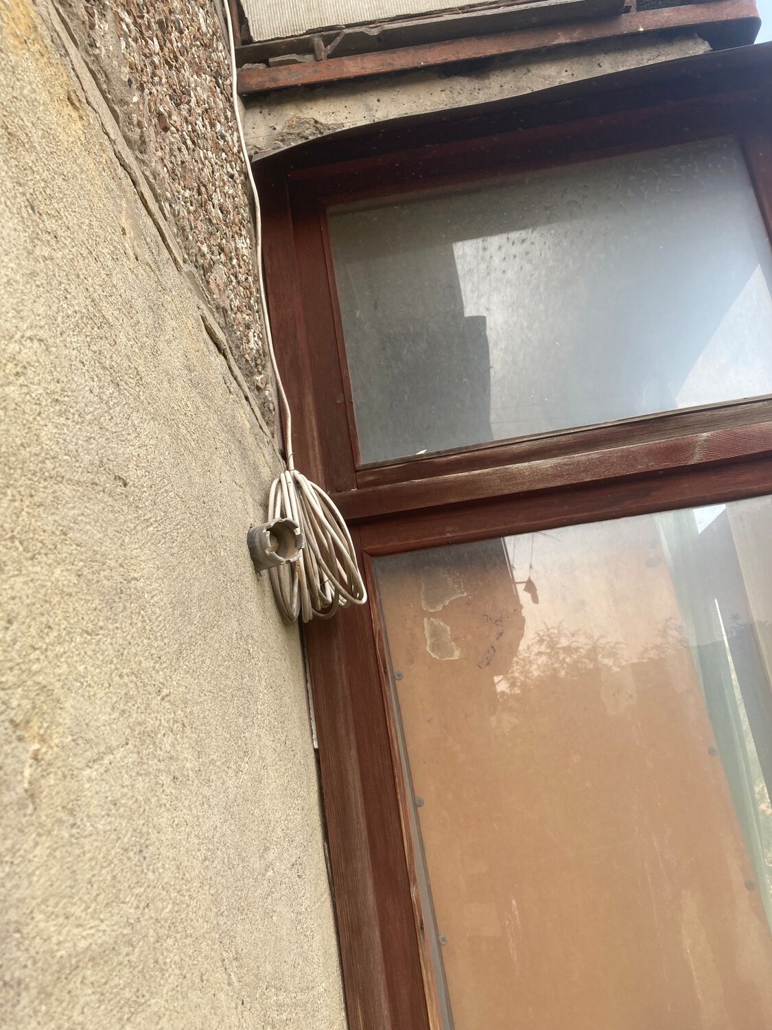 старое окно в панельном доме, окна на фасаде, окна, заколоченные окна в квартире, обрамления окон на фасаде из дерева