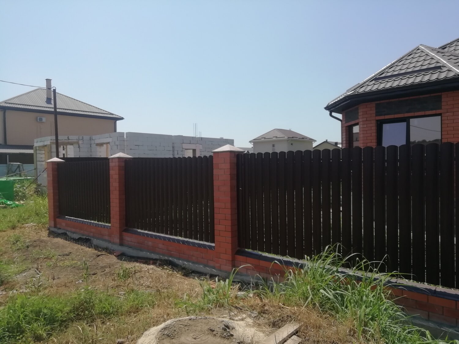 заборы из евроштакетника с кирпичными столбами и откатными воротами, забор из евроштакетника шахматка с кирпичными столбами, забор штакетник, красивый забор из кирпича и профнастила, забор с кирпичными столбами с профнастилом