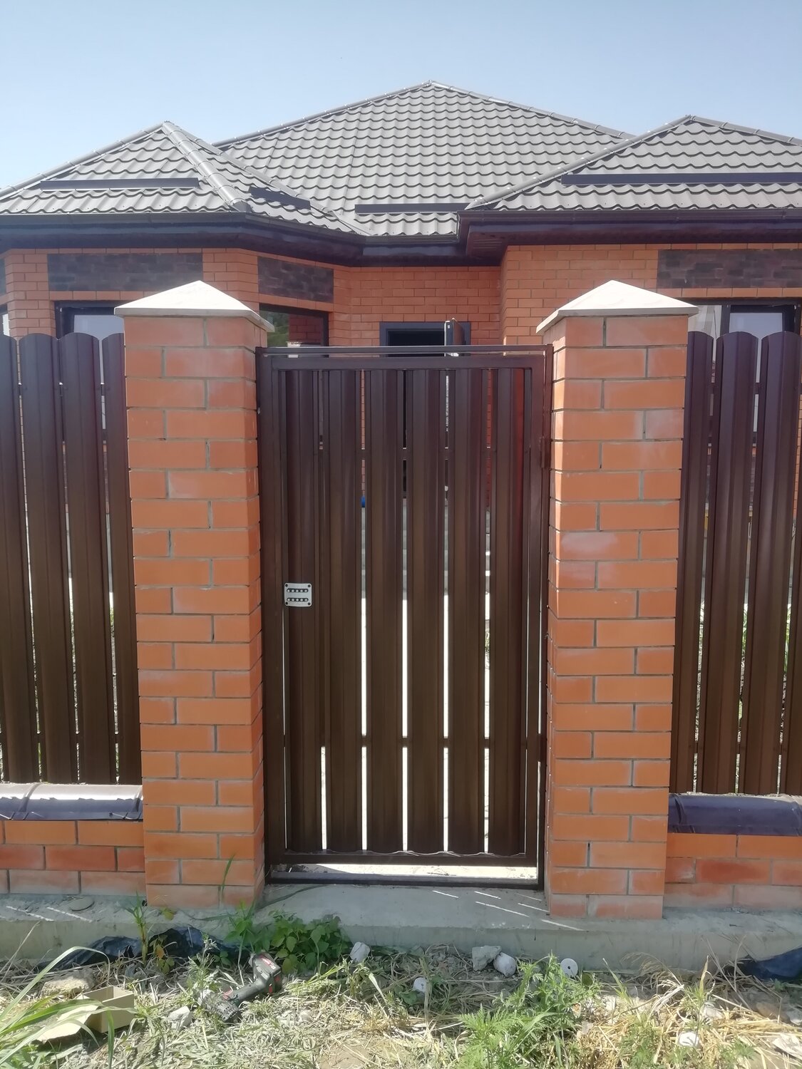 ворота раздвижные евроштакетник 2017, забор из серого евроштакетника с кирпичными столбами, забор с евроштакетника с кирпичными столбами, штакетник, калитка с евроштакетника