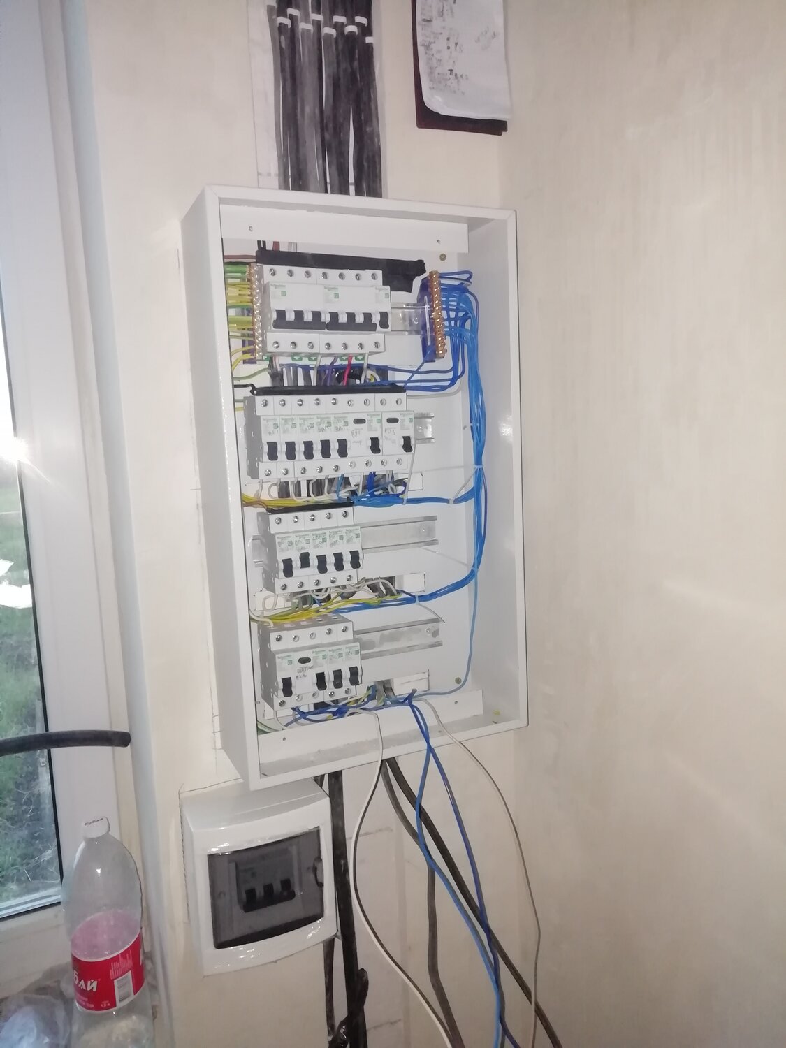 распределительный щит в новостройке, расключка внутри щитка кабельканалом, электрический щиток в гараж, распределительный щит, сборка щитка 25квт