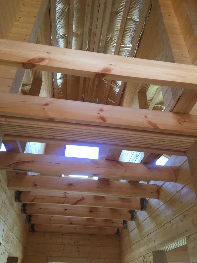 крепеж балок перекрытия в брусовом доме, потолочные перекрытия в деревянном доме, деревянные потолочные перекрытия, перекрытие в доме из бруса, потолочные балки на срубе из бруса