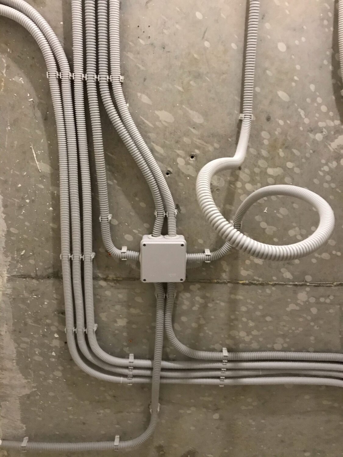 электромонтаж, прокладка гофрированной трубы для электропроводки, электромонтажные работы, современная электрика, гофрированная труба в штробе