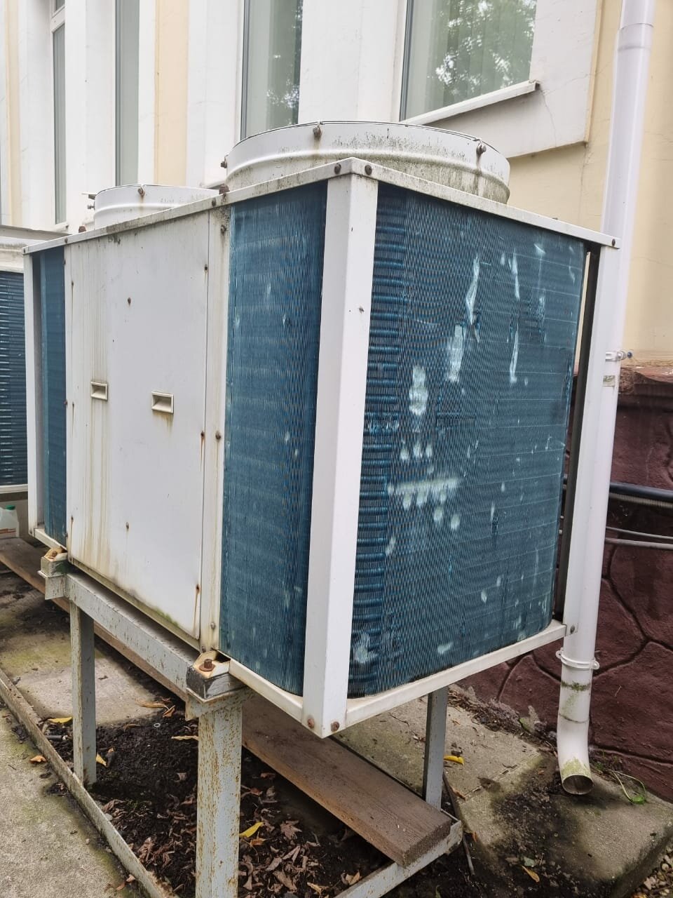 кондиционер, старый оконный кондиционер, оконный кондиционер, крепление оконного кондиционера, чиллер climaveneta