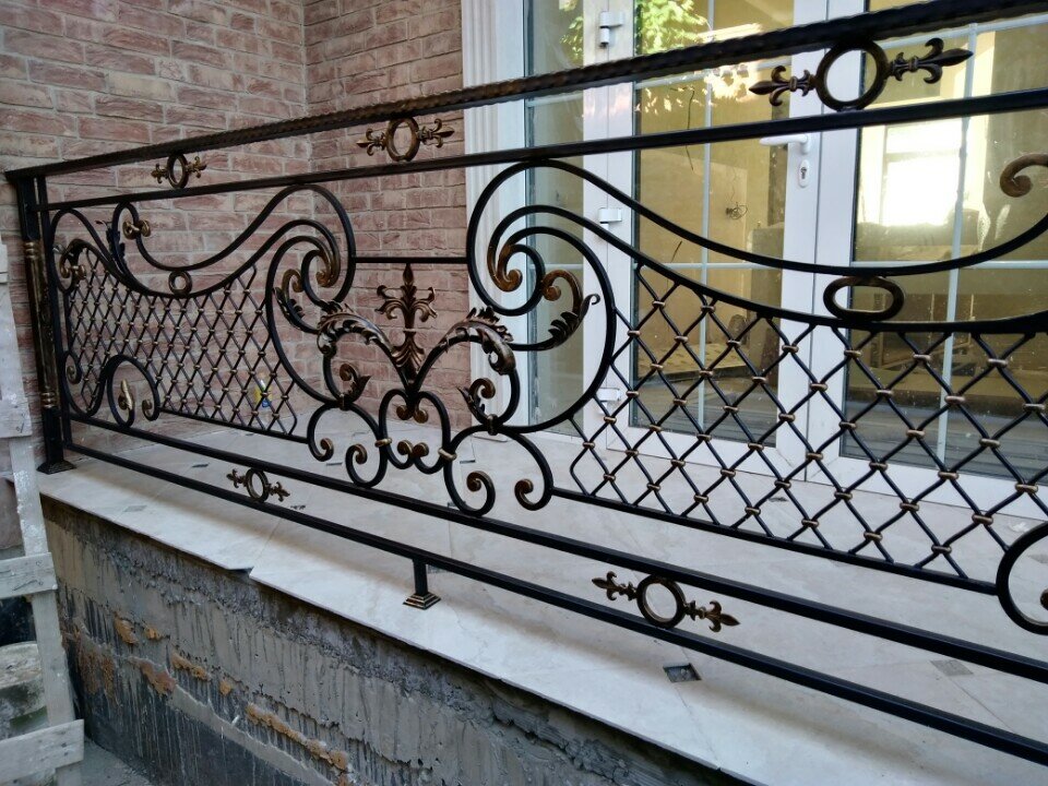 кованые балконные ограждения, кованые ограждения балконов и террас, кованые ограждения, белые кованые ограждения для террасы, кованые решетки перила