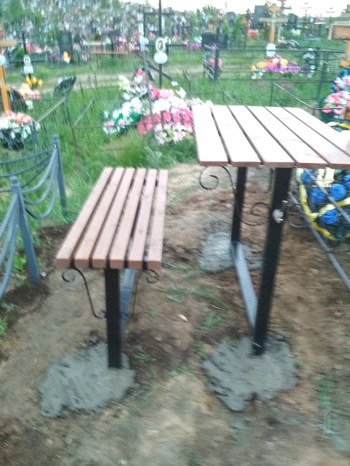 стол и лавочка на кладбище, скамейка и столик на кладбище, стол и скамейка на кладбище, ритуальный столик и лавочка, деревянный стол на кладбище