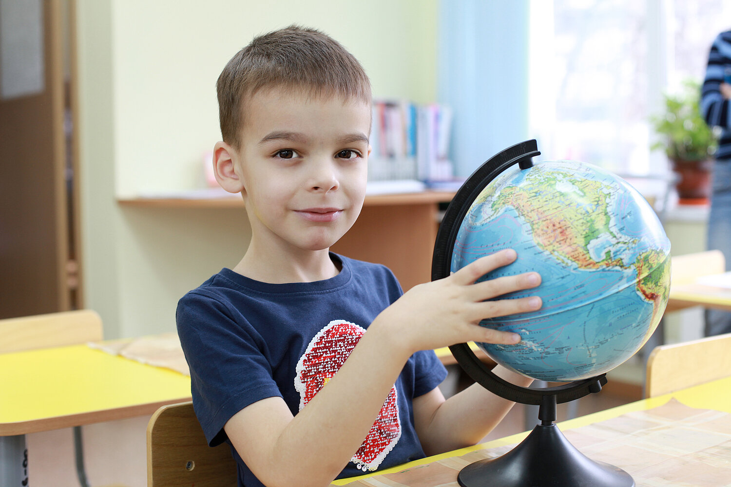 глобус для школьника, в школе, глобус для детей, школьник, мальчик держит глобус