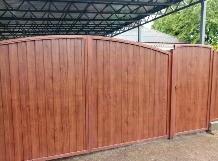 металлопрофиль ворота под дерево, ворота из металлопрофиля под дерево, ворота, арочная калитка из профнастила под дерево, ворота с профнастила