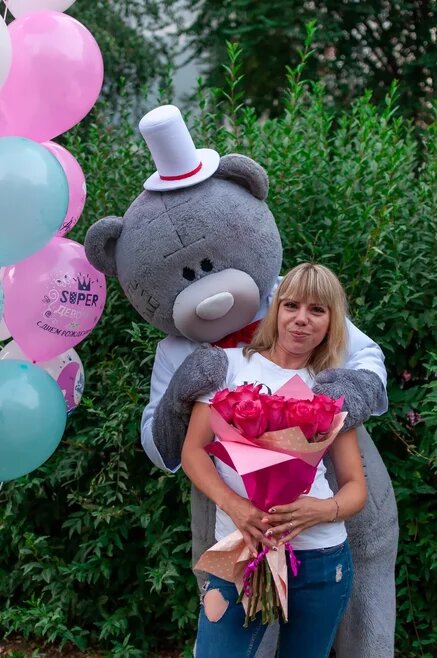 ростовые мишки, встреча с роддома на улице с медведем, мишка тедди, человек, мишка тедди на выписку из роддома