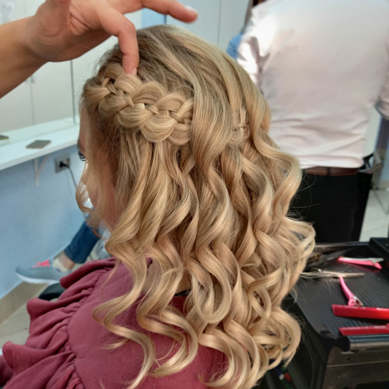 не сложные прически и локоны, причёска, кудри, причёски на выпускной 9 класс кудри, легкая прическа из кудрей