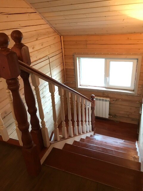деревянные лестницы, загородный дом, коттедж, лестница из сосны покрытая лаком, деревянный дом