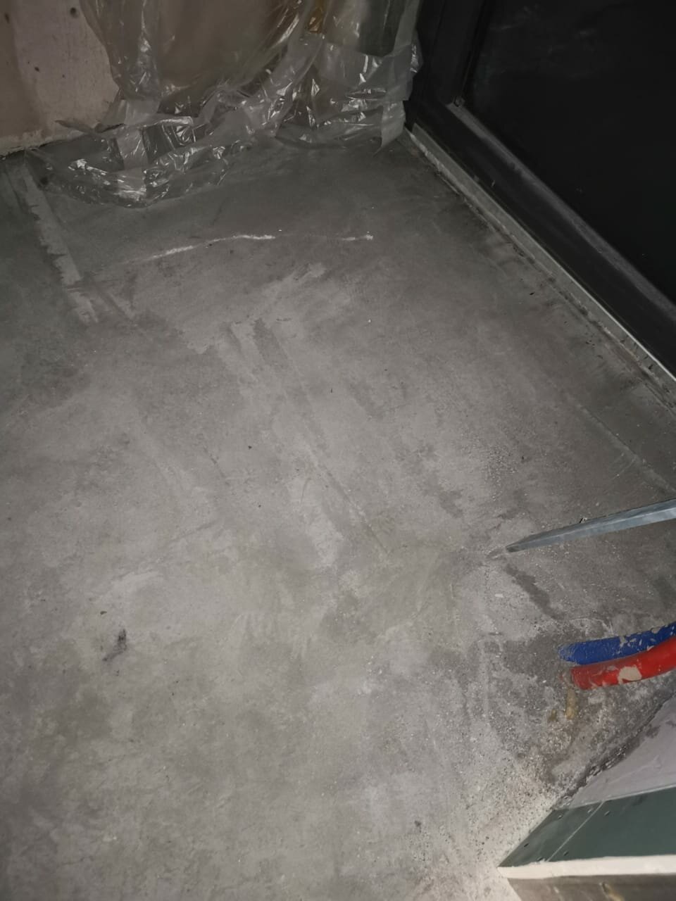 гидроизоляция пола, стяжка пола, гидроизоляция бетонного пола, гидроизоляция пола в кладовке, штробы в стяжке пола